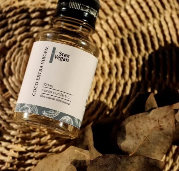 Frasco de óleo de coco extra virgem 100% natural, produto vegetal indicado para hidratação da pele, nutrição dos cabelos e uso em cuidados naturais.